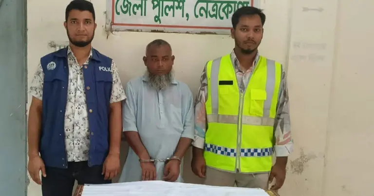 ভারতীয় রুপিসহ আটক হওয়া ব্যক্তি